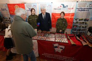 Урок мужества и патриотические выставки прошли в клубе "Успех" в Трусовском районе города Астрахани